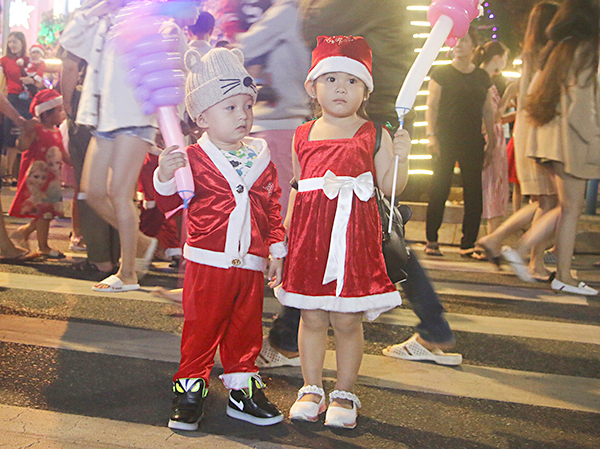 Các em nhỏ xúng xính trong bộ trang phục Noel tại TP. Bà Rịa. Ảnh: BÙI HƯƠNG