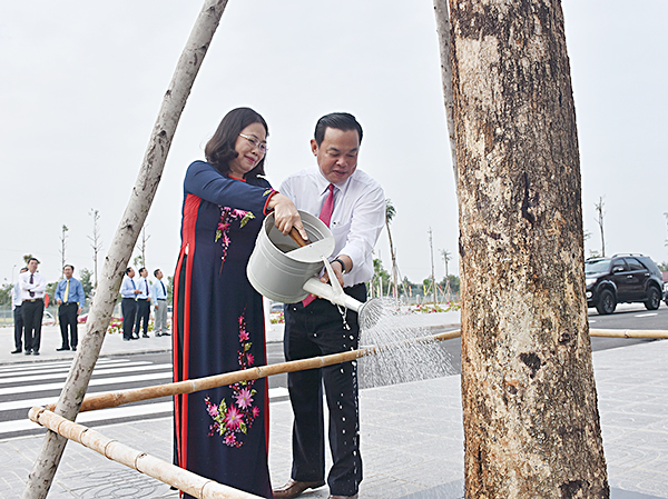 Đồng chí Nguyễn Thị Yến, Phó Bí thư Thường trực Tỉnh ủy, Trưởng Đoàn ĐBQH tỉnh trồng cây lưu niệm tại Trung tâm hành chính huyện Long Điền.