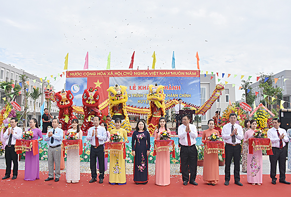 Các đồng chí lãnh đạo tỉnh và huyện Long Điền thực hiện nghi thức cắt băng khánh thành Trung tâm hành chính huyện Long Điền.