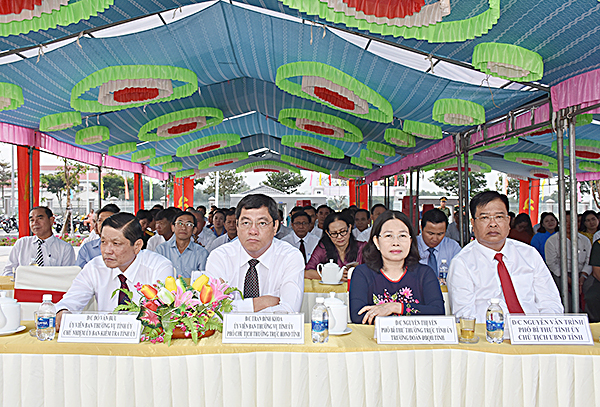 Các đồng chí lãnh đạo tỉnh tham dự lễ khánh thành Trung tâm hành chính huyện Long Điền.