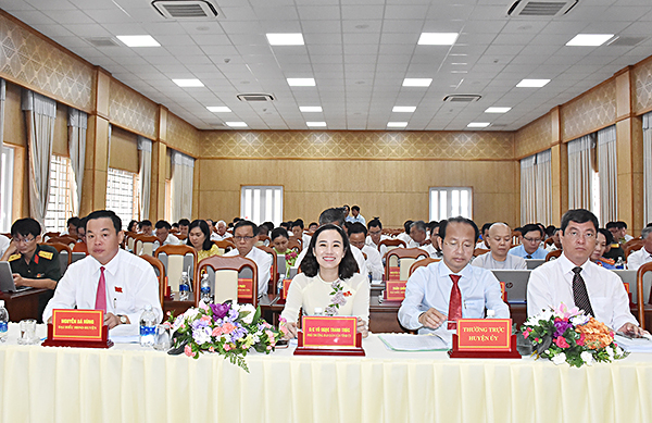 Các ông: Võ Hữu Hạnh, Phó Bí thư Thường trực Huyện ủy, Chủ tịch HĐND huyện; Phạm Sơn Hùng, Phó Chủ tịch Thường trực HĐND huyện; Trần Quang Vinh, Phó Chủ tịch HĐND huyện chủ tọa kỳ họp.