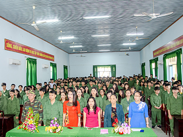 Đại diện Ban Giám hiệu, giáo viên và học sinh Trường TH-THCS-THPT Nguyễn Thị Minh Khai (TP. Vũng Tàu) tham gia lễ khai mạc tuần lễ giáo dục kiến thức quốc phòng - an ninh tại Trường Quân sự tỉnh.