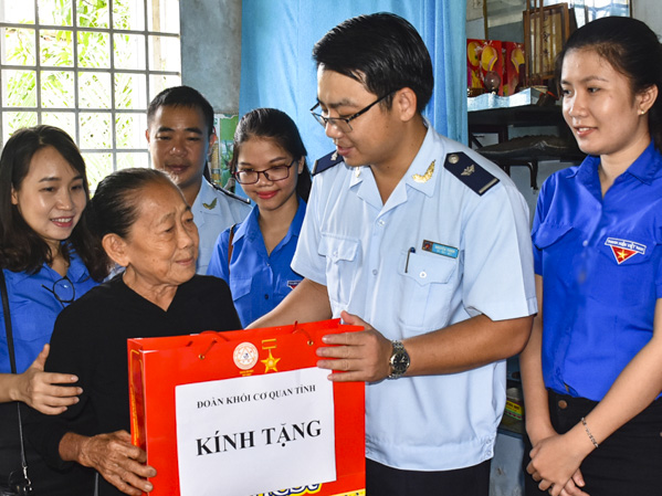 Đoàn Khối Cơ quan tỉnh tặng quà cho Mẹ Việt nam Anh hùng La Thị Biên (ngụ tại xã Nghĩa Thành, huyện Châu Đức).