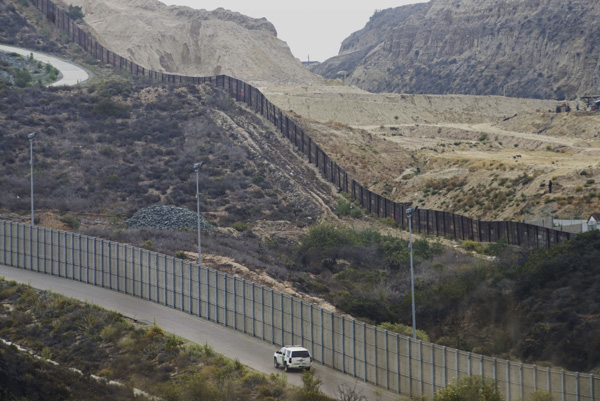 Bức tường biên giới với Mexico tại San Ysidro, California, Mỹ. 