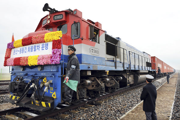 Tàu chở hàng vào Nhà ga Panmun ở thị trấn biên giới Kaesong, Triều Tiên. 