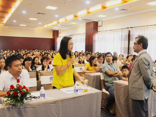 TS. Lê Nguyên Phương đã chia sẻ những nguyên tắc trong việc giáo dục con cái và cách làm bạn cùng con với các phụ huynh, GV tham gia chương trình tọa đàm “Dạy con trong hoang mang”. Ảnh: KHÁNH CHI