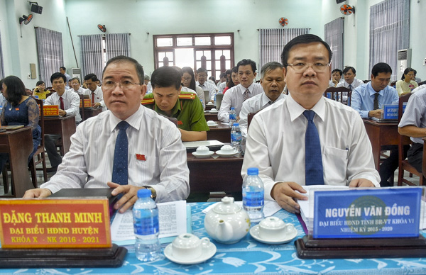 Đồng chí Nguyễn Văn Đồng (phải), Ủy viên Ban Thường vụ Tỉnh ủy, Trưởng Ban Dân vận Tỉnh ủy và ông Đặng Thanh Minh, Phó Bí thư Huyện ủy, Chủ tịch UBND huyện Xuyên Mộc tham dự kỳ họp.