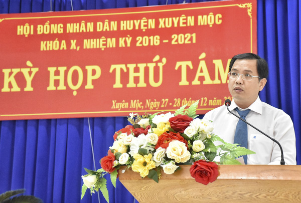 Ông Nguyễn Quốc Khanh, Phó Chủ tịch UBND huyện Xuyên Mộc báo cáo tình hình thực hiện nhiệm vụ phát triển kinh tế - xã hội, quốc phòng - an ninh năm 2018 tại kỳ họp.