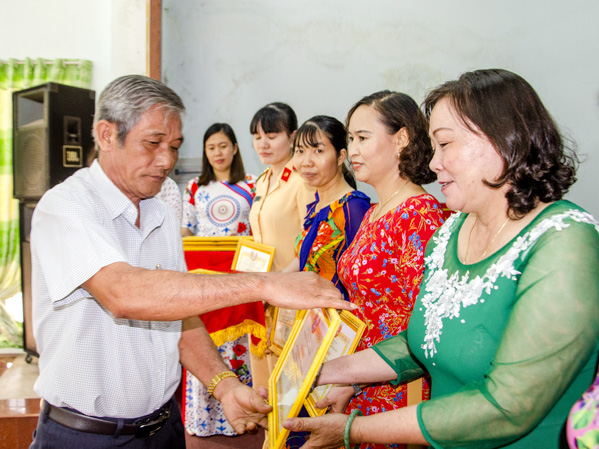 Ông Phạm Văn Hào, Phó Bí thư Thường trực Huyện ủy Châu Đức trao Giấy khen của Hội LHPN huyện cho các tập thể có thành tích xuất sắc.