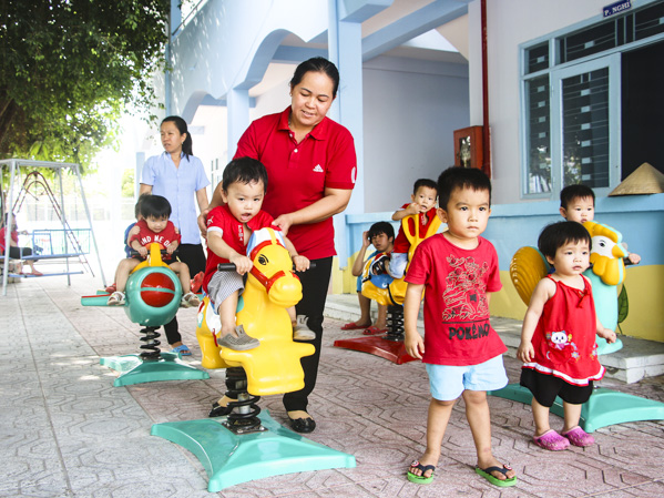 Các trẻ em có hoàn cảnh khó khăn được chăm sóc tại Trung tâm Công tác xã hội tỉnh. 