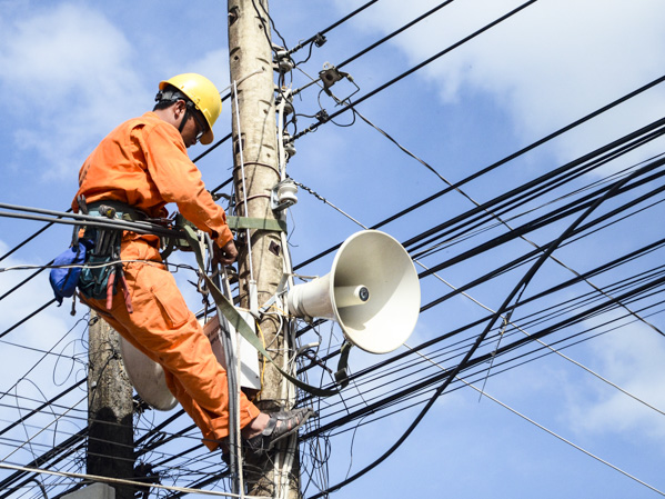 Công nhân Công ty Điện lực BR-VT kiểm tra lưới điện.