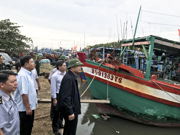 UBND tỉnh yêu cầu các địa phương, đơn vị không chủ quan về việc ứng phó với ATNĐ trong thời gian nghỉ Tết dương dịch, đặc biệt là đối với các phương tiện tàu thuyền trên biển . 
