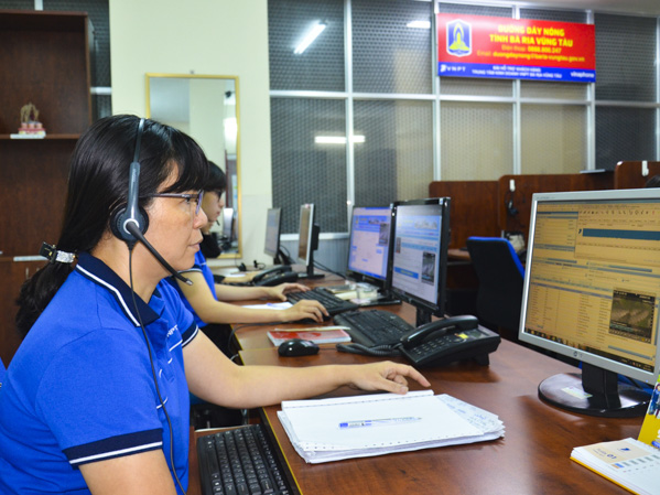 Các điện thoại viên tổng đài 088.8800.247 tiếp nhận thông tin của cá nhân, tổ chức, DN.