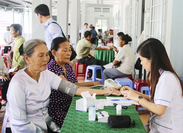 Khám bệnh miễn phí cho người dân có hoàn cảnh khó khăn trên địa bàn xã Sông Xoài (TX.Phú Mỹ). 