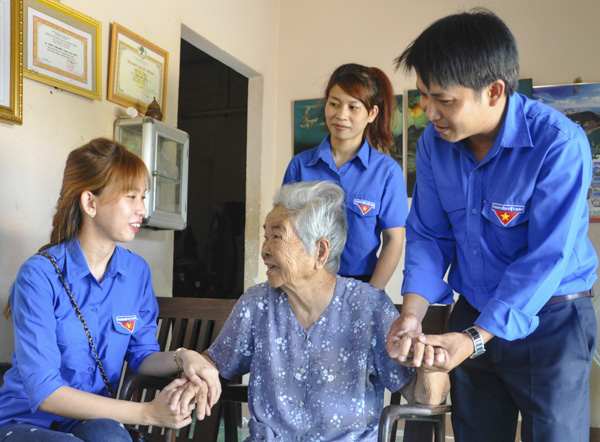 Đoàn viên, thanh niên xã Tân Lâm thăm hỏi Mẹ Việt Nam Anh hùng Trần Thị Hiên ở ấp Bàu Hàm, xã Tân Lâm, huyện Xuyên Mộc.