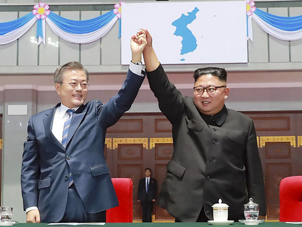 Tổng thống Hàn Quốc Moon Jae-in (trái) và nhà lãnh đạo Triều Tiên Kim Jong-un  trong cuộc gặp tại Bình Nhưỡng ngày 19-9. 