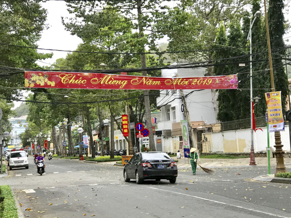 Lúc 8 giờ 30 phút ngày 3-1 đã xảy ra cơn lốc trên đường Trần Hưng Đạo, TP. Vũng Tàu khiến lá cây rụng nhiều, người tham gia giao thông gặp khó khăn vì gió lốc. Ảnh: QUANG VŨ