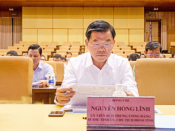 Đồng chí Nguyễn Hồng Lĩnh, Ủy viên Trung ương Đảng, Bí thư Tỉnh ủy, Chủ tịch HĐND tỉnh tham dự hội nghị.