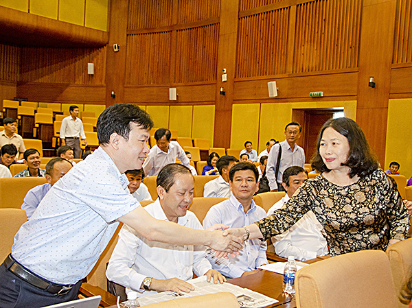 Đồng chí Nguyễn Thị Yến, Phó Bí thư Thường trực Tỉnh ủy, Trưởng Đoàn ĐBQH tỉnh, Trưởng BCĐ thực hiện QCDC ở cơ sở tỉnh gặp gỡ các đại biểu tại hội nghị.
