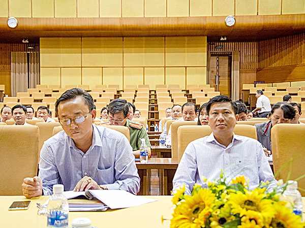 Các đồng chí: Trần Văn Tuấn, Tỉnh ủy viên, Phó Chủ tịch HĐND tỉnh, Lê Hồng Ngọc, Phó Chủ tịch UBMTTQ Việt Nam tỉnh tham dự hội nghị.