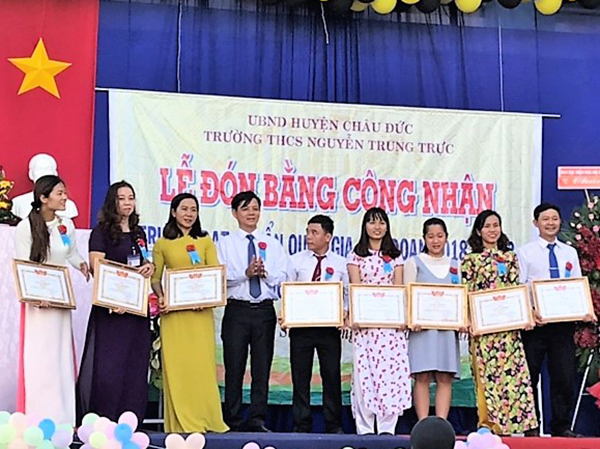 Giáo viên Trường THCS Nguyễn Trung Trực được khen thưởng tại lễ đón Bằng công nhận trường đạt chuẩn quốc gia cấp độ 1.