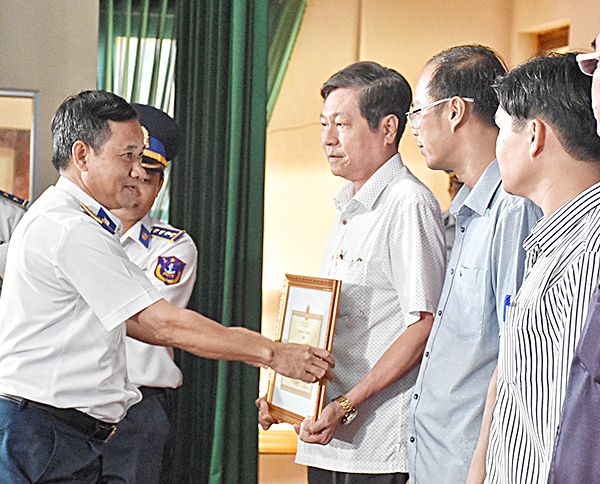 Đại tá Đỗ Hồng Đó, Chính ủy Bộ Tư lệnh Vùng Cảnh sát biển 3 tặng Giấy khen cho các tập thể có thành tích tốt trong công tác phối hợp tuyên truyền năm 2018.
