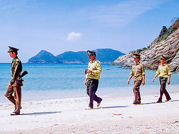 Lực lượng kiểm lâm VQG Côn Đảo tuần tra trên bãi biển.