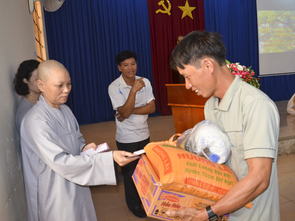 Sư cô Thích Nữ Chúc Phương – Trụ trì Chùa Phước Lộc (huyện Đất Đỏ) tặng quà cho người nghèo xã Suối Rao.