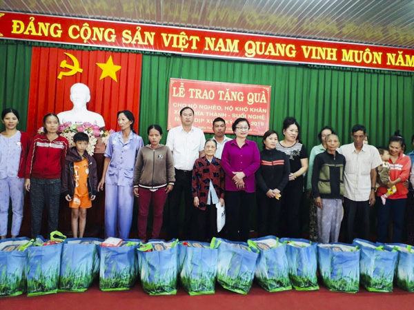 Bà Phạm Thị Sơn (đeo kính, giữa) tặng quà cho các hộ nghèo tại xã Nghĩa Thành và Suối Nghệ (huyện Châu Đức).