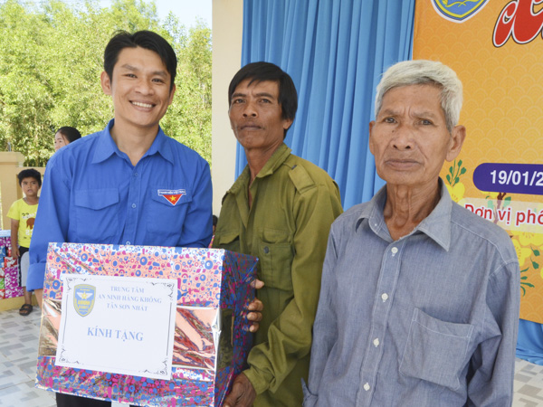 Anh Lê Minh Quan, Bí thư Huyện Đoàn Đất Đỏ trao quà cho gia đình chính sách có hoàn cảnh khó khăn xã Long Tân.