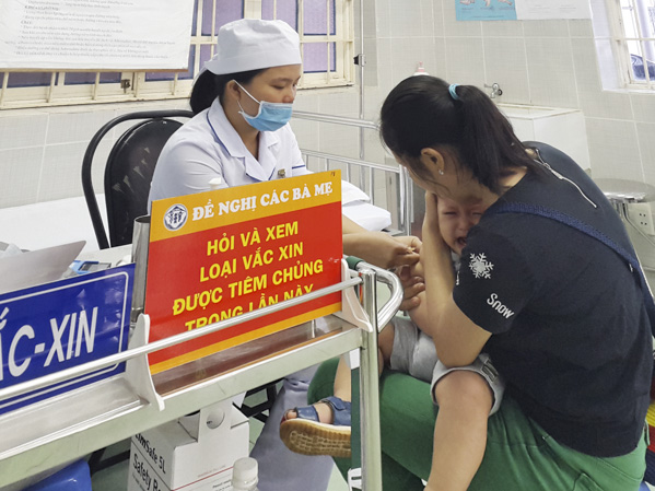 Nhân viên Trung tâm Y tế TP. Vũng Tàu tiêm vắc xin cho trẻ.
