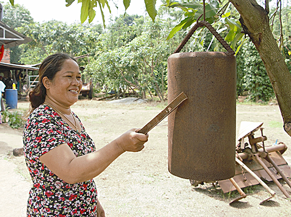 Bà Đào Thị Dương thôn Lồ Ồ, xã Đá Bạc, huyện Châu Đức gõ kẻng thông tin tới người dân về tình hình an ninh trật tự.