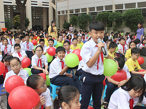 Học sinh tham gia trả lời câu hỏi của Ban tổ chức chương trình.