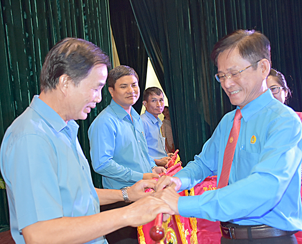 Ông Châu Văn Thắng, Chủ tịch LĐLĐ tỉnh trao Cờ thi đua của Tổng LĐLĐ VN cho các đơn vị.