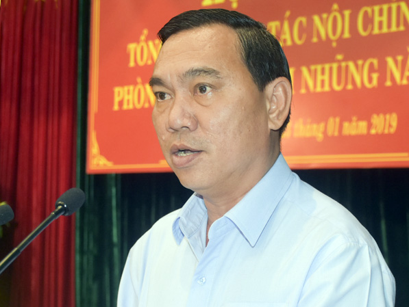 Đồng chí Nguyễn Văn Đa, Phó Trưởng Ban Nội chính Tỉnh ủy báo cáo tổng kết công tác nội chính và phòng chống tham nhũng năm 2018.