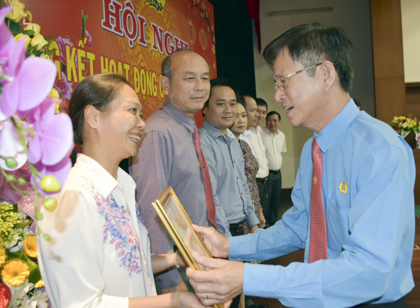 Đồng chí Châu Văn Thắng, Tỉnh ủy viên, Chủ tịch LĐLĐ tỉnh trao Bằng khen toàn diện của LĐLĐ tỉnh cho các tập thể. 