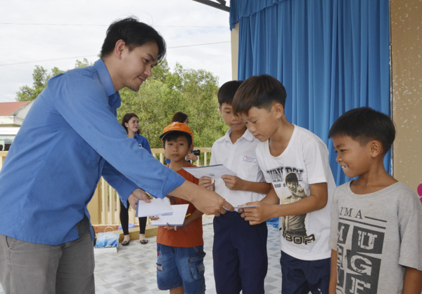 ĐVTN trao học bổng cho HS nghèo vượt khó xã Long Tân, huyện Đất Đỏ trong chiến dịch “Xuân tình nguyện” năm 2019.