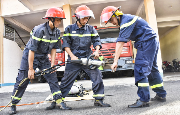 Đội chữa cháy và CNCH khu vực 2 luyện tập cắt, tháo dỡ, tách rời các cấu kiện trong trường hợp khi có sự cố sập đổ hoặc tai nạn giao thông.  Ảnh: PHƯƠNG NAM