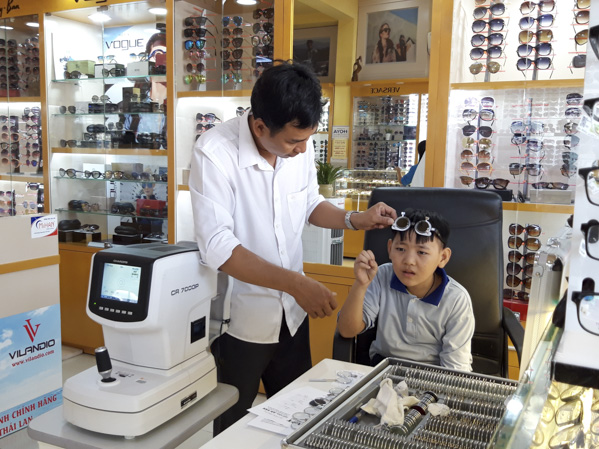 Đo kính tại cửa hàng mắt kính An Tâm.