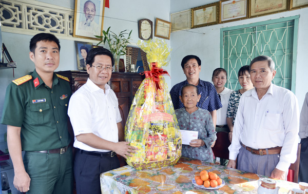 Đồng chí Bùi Chí Thành, Ủy viên Dự khuyết Trung ương Đảng, Bí thư Huyện ủy, Chủ tịch HĐND Châu Đức thăm, tặng quà Mẹ VNAH La Thị Biên (xã Nghĩa Thành, huyện Châu Đức).