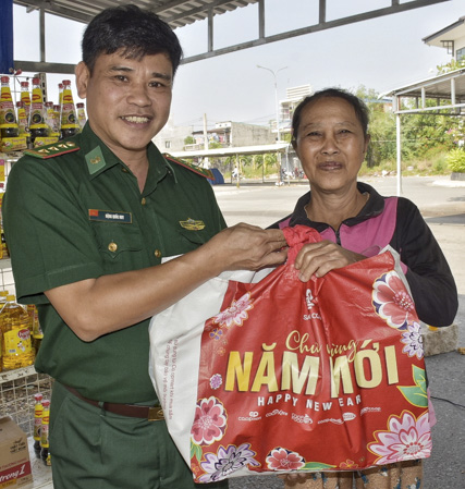 Đại diện Đồn Biên phòng Long Sơn tặng quà cho hộ dân có hoàn cảnh khó khăn trên địa bàn phường Tân Phước, TX. Phú Mỹ. Ảnh: PHƯƠNG NAM