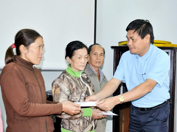 Ông Nguyễn Thanh Phong, Phó Chủ tịch Hội Golf BR-VT tặng quà cho người nghèo huyện Châu Đức.