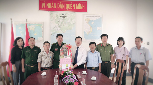 Đồng chí Nguyễn Văn Đồng, Ủy viên Ban Thường vụ Tỉnh ủy, Trưởng Ban Dân vận Tỉnh ủy thăm, tặng quà Đồn Biên phòng 492 Phước Thuận (huyện Xuyên Mộc). 