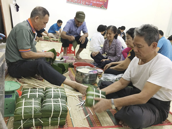 Các đội tham gia thi gói bánh chưng tặng người nghèo.