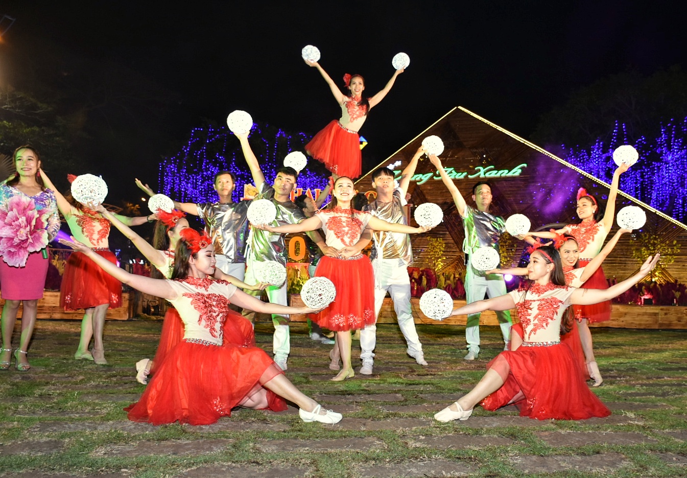 Một tiết mục văn nghệ do Đoàn Ca múa nhạc tỉnh biểu diễn tại lễ khai mạc HHX Kỷ Hợi 2019.