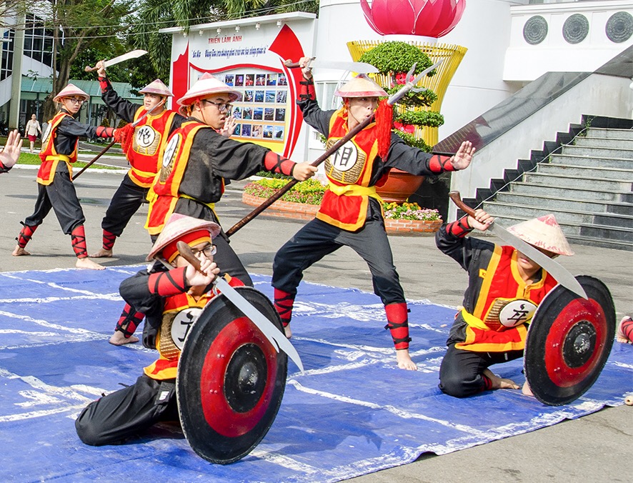 Thế trận “Cờ người” lồng ghép các nước cờ với biểu diễn quyền cước và binh khí.