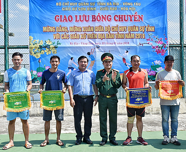 Đại tá Phạm Phú Ý, Ủy viên Ban Thường vụ Tỉnh ủy, Chỉ huy trưởng Bộ CHQS tỉnh trao cờ cho các đội tham dự giải bóng chuyền giao lưu giữa Bộ CHQS tỉnh với các giáo xứ trên địa bàn tỉnh.