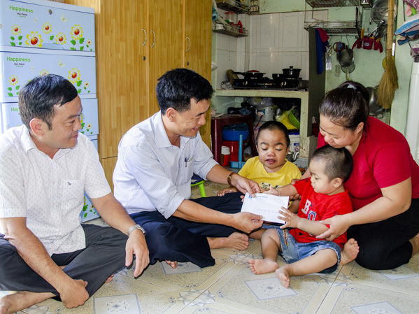 Đại diện Đoàn công tác Báo Bà Rịa - Vũng Tàu tặng phong bao lì xì nhân dịp đầu xuân năm mới cho gia đình bà Trần Thị Mai (tạm trú ở số 139/6A, đường Huyền Trân Công Chúa, phường 8, TP.Vũng Tàu).