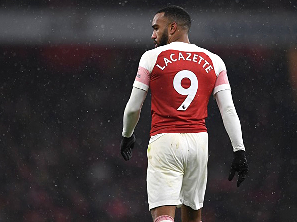 Ngoài bị thua Arsenal còn không có sự phục vụ của tiền đạo chủ lực Lacazette ở trận lượt về.