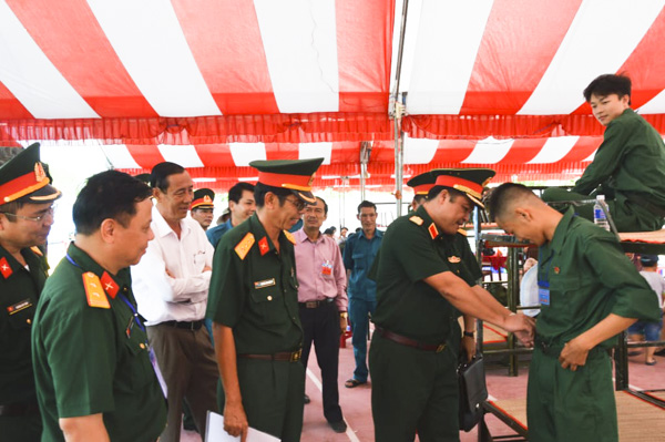 Thiếu tướng Đỗ Văn Bảnh, Chủ nhiệm Chính trị Quân khu 7 kiểm tra công tác tổ chức hội trại tòng quân vả lễ giao quân năm 2019 tại TX.Phú Mỹ.